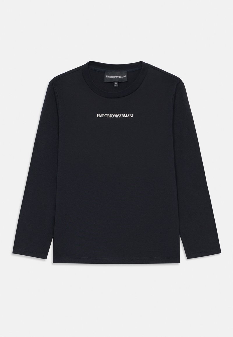 Melnas garām piedurknēm T-krekls, izgatavots no mīksta auduma, ar apaļu dekoltē un baltu logotipa druku uz krūtīm. Vienkāršs dizains, slaida piegriezuma.