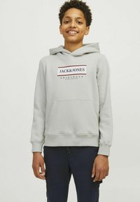 Lichtgrijze hoodie met een kangoeroezak aan de voorkant. Bevat het "JACK & JONES" logo in donkerrood en zwart. Zachte textuur, casual ontwerp.