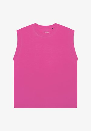 Ärmelloses, leuchtend pinkes Tanktop mit rundem Ausschnitt und breiter Schulterabdeckung, aus glattem Stoff, flach auf weißem Hintergrund dargestellt.