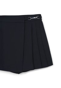 Jupe plissée noire avec un détail de boucle en argent poli à la taille, fabriquée dans un tissu lisse avec une finition soignée.