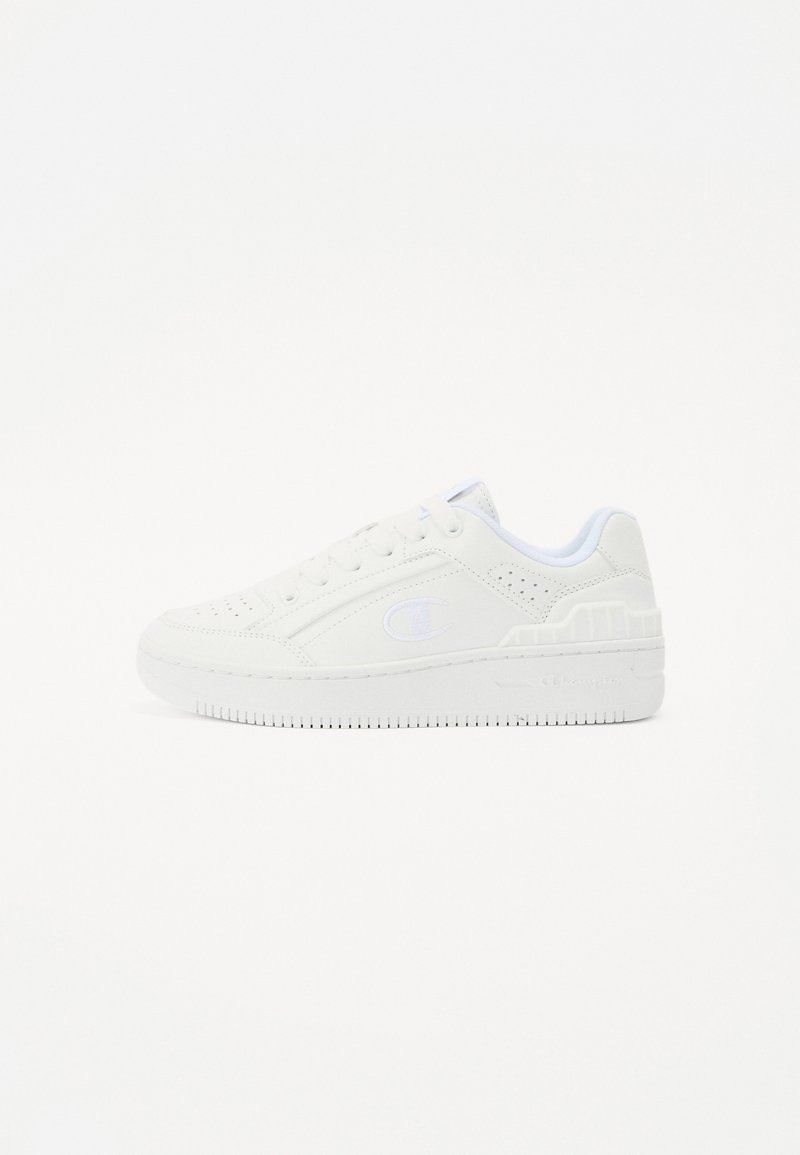 Baskets blanches avec une tige en cuir lisse, un bout perforé, un col rembourré et une semelle en caoutchouc texturée avec des accents de logo.