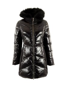 Cappotto imbottito nero con una finitura lucida, dotato di cappuccio in pelliccia sintetica, davanti con zip e design a chevron. Maniche lunghe con taglio svasato.
