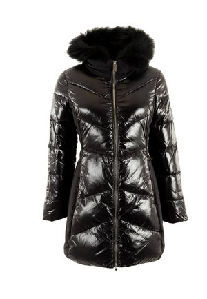 Manteau d'hiver noir en duvet avec une finition brillante, présentant une capuche en fausse fourrure, un devant zippé et un design en tissu matelassé en chevrons. Manches longues avec une coupe évasée.