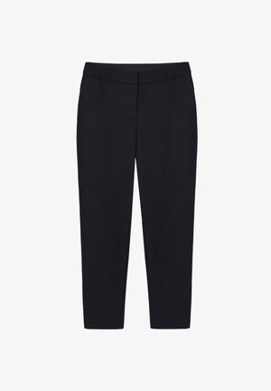 Pantalon noir sur mesure à coupe slim, avec un devant plat, des passants pour ceinture et une texture lisse, conçu pour un look contemporain.