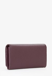 Portafoglio in pelle viola scuro con finitura strutturata, caratterizzato da una forma rettangolare semplice e una chiusura magnetica.