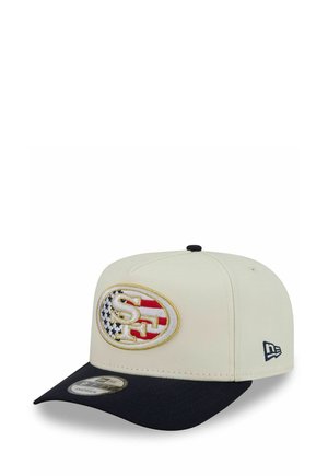 Berretto da baseball beige e nero con logo dei San Francisco 49ers con motivo della bandiera americana sul davanti e logo New Era sul lato.