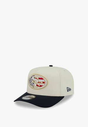 Beige schwarze Baseballkappe mit San Francisco 49ers Logo, vorne mit Design der amerikanischen Flagge und seitlich New Era Logo.