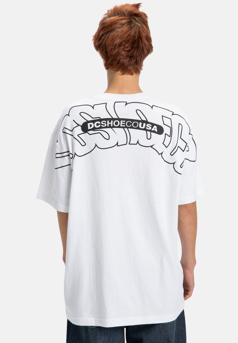 T-shirt bianco oversize con grande testo grafico nero sul retro. Maniche corte, scollatura rotonda e tessuto morbido.