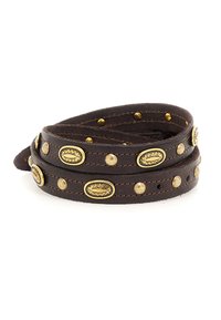 Bracciale avvolgente in pelle marrone con borchie ovali in tono dorato con motivi geometrici, arricchito da piccole borchie metalliche rotonde lungo la cinghia.
