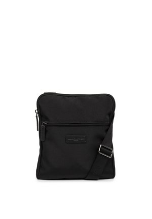 Zwarte stoffen schoudertas met een hoofcompartiment met rits, een voorvak, een verstelbare strap en een textuur oppervlak. Voorzien van een logo patch.