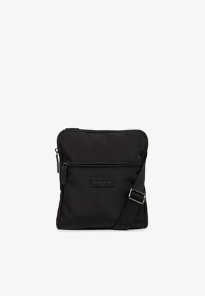 Borsa a tracolla nera in tessuto con compartimento principale con zip, tasca frontale, tracolla regolabile e superficie testurizzata. Presenta una patch con logo.