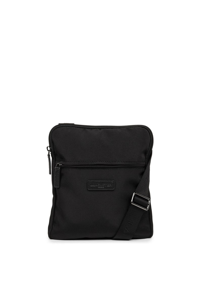 Zwarte stoffen schoudertas met een hoofcompartiment met rits, een voorvak, een verstelbare strap en een textuur oppervlak. Voorzien van een logo patch.