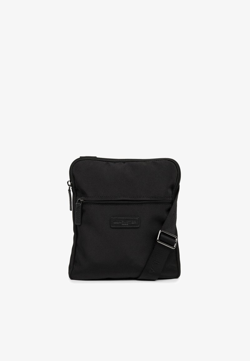 Borsa a tracolla nera in tessuto con compartimento principale con zip, tasca frontale, tracolla regolabile e superficie testurizzata. Presenta una patch con logo.