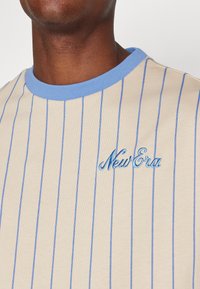 New Era PINSTRIPE TEE - Μπλουζάκι με στάμπα - new era