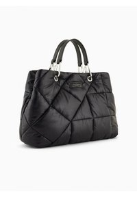 Borsa a tracolla nera trapuntata con una texture soffice, caratterizzata da dettagli in argento e due manici neri, che mostra un motivo geometrico.