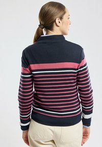 Maglione a righe navy con righe orizzontali rosa, bianche e rosa chiaro, colletto e polsini a coste; materiale morbido a maglia con una vestibilità rilassata.