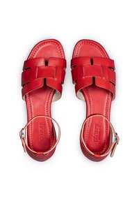 Rode leren sandalen hebben een geweven bandontwerp, open teen, een enkelriem aan de achterkant met gesp en contrasterende witte stiksels.