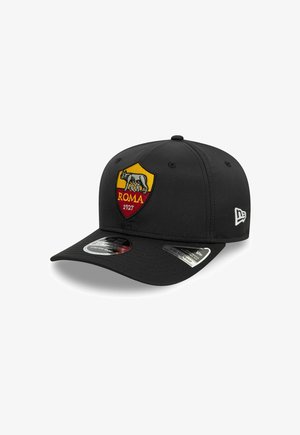 Schwarze Kappe aus Stoff mit einem runden Schirm. Besticktes Logo in Gelb und Rot mit einem Wolf und dem Text "ROMA 1927". New Era-Branding an der Seite.
