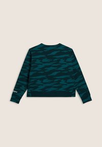 Felpa mimetica teal, colletto rotondo, maniche lunghe, polsini e orlo a costine, texture morbida, con un logo sulla manica sinistra.