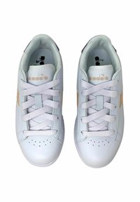 Scarpe da ginnastica bianche con una finitura in pelle liscia, caratterizzate da una striscia di accento marrone chiaro, punta rotonda e lacci bianchi piatti.