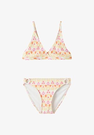 Bikini deux pièces avec motif géométrique pastel en orange, rose et jaune, haut triangle avec détails en perles, et bas avec accents en anneaux sur les hanches.