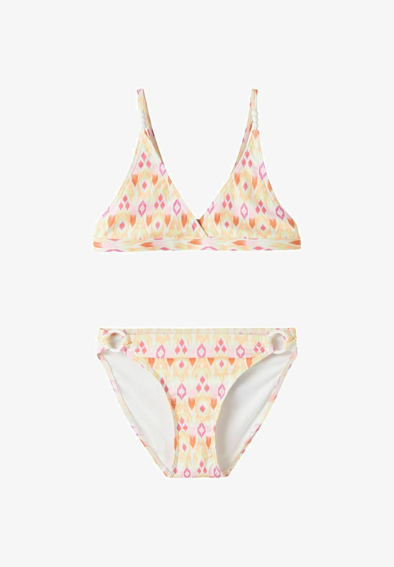Bikini deux pièces avec motif géométrique pastel en orange, rose et jaune, haut triangle avec détails en perles, et bas avec accents en anneaux sur les hanches.