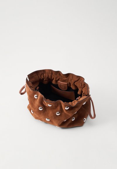Stuart Weitzman MIA MINI STUD BAG - Mala a tiracolo - fox