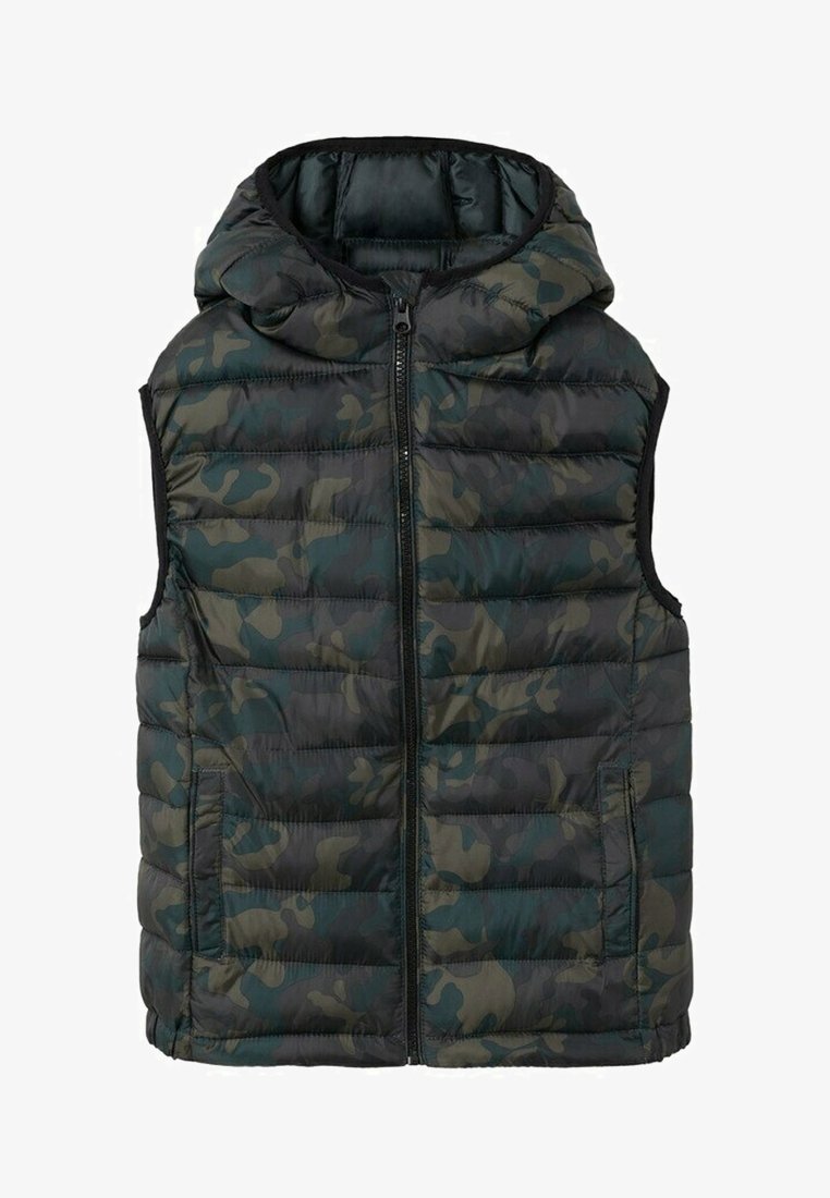 Mouwloze gewatteerde vest met capuchon, camouflagepatroon in donkergroen en zwart, voorkant met ritssluiting en twee zijzakken.