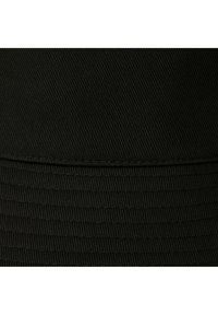 Tessuto nero con una texture a coste e pieghe orizzontali lungo il bordo inferiore, che mostra un aspetto liscio e elegante.