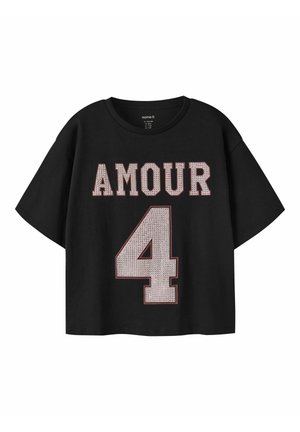Zwarte t-shirt met korte mouwen, versierd met "AMOUR" en het nummer "4" in strass, met een relaxte pasvorm en een ronde hals.