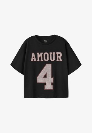 Czarna koszulka z krótkim rękawem z napisem "AMOUR" i numerem "4" ozdobionym cyrkoniami, o luźnym kroju i okrągłym dekolcie.