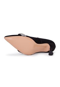 Stivale in suede nero con tacco a stiletto e punta affusolata. Presenta un accento decorativo di strass argento sul davanti. Sottopiede liscio color nude.