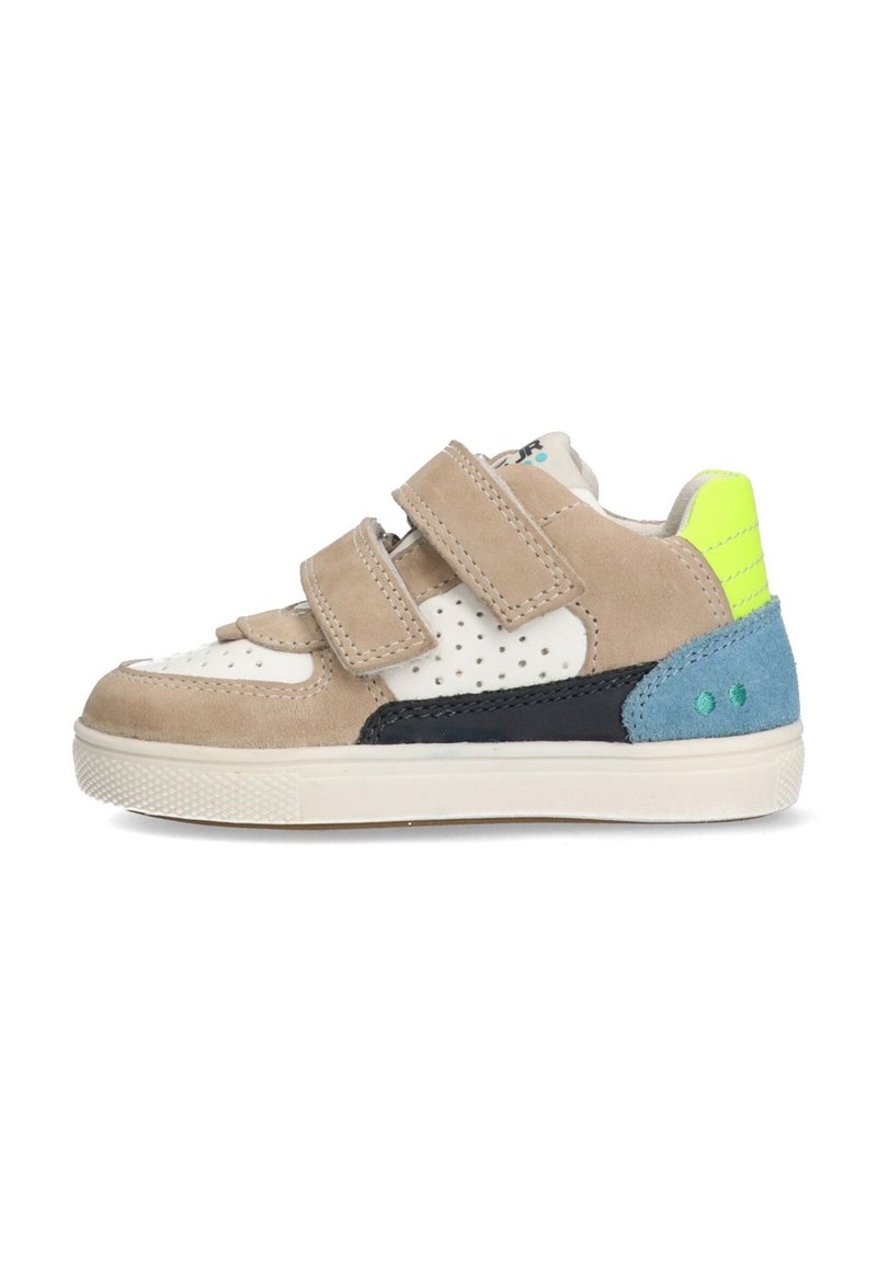 Tan en witte sneaker met klittenbandsluitingen, met een geperforeerd ontwerp, marineblauwe en blauwe accenten, en een felgroene hiel detail. Gekartelde zool.