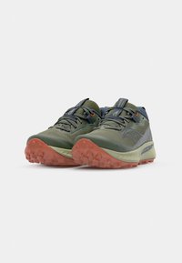 Chaussures de trail en vert et gris, avec une tige texturée, une semelle en caoutchouc avec des crampons prononcés et un système de laçage sécurisé.