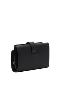 Czarny skórzany portfel o prostokątnym kształcie, z przednią klapą, detalami szwów i zapięciem na zatrzask. Widok boczny pokazuje głębokość i teksturę.