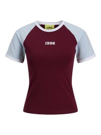 Bordeaux kortermet t-skjorte med lyseblå raglan-ermer. Har hvit kant og "1998" trykt i hvitt på forsiden. Mykt, elastisk stoff.