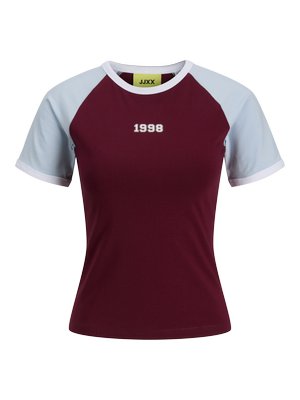 Bordeaux kortermet t-skjorte med lyseblå raglan-ermer. Har hvit kant og "1998" trykt i hvitt på forsiden. Mykt, elastisk stoff.