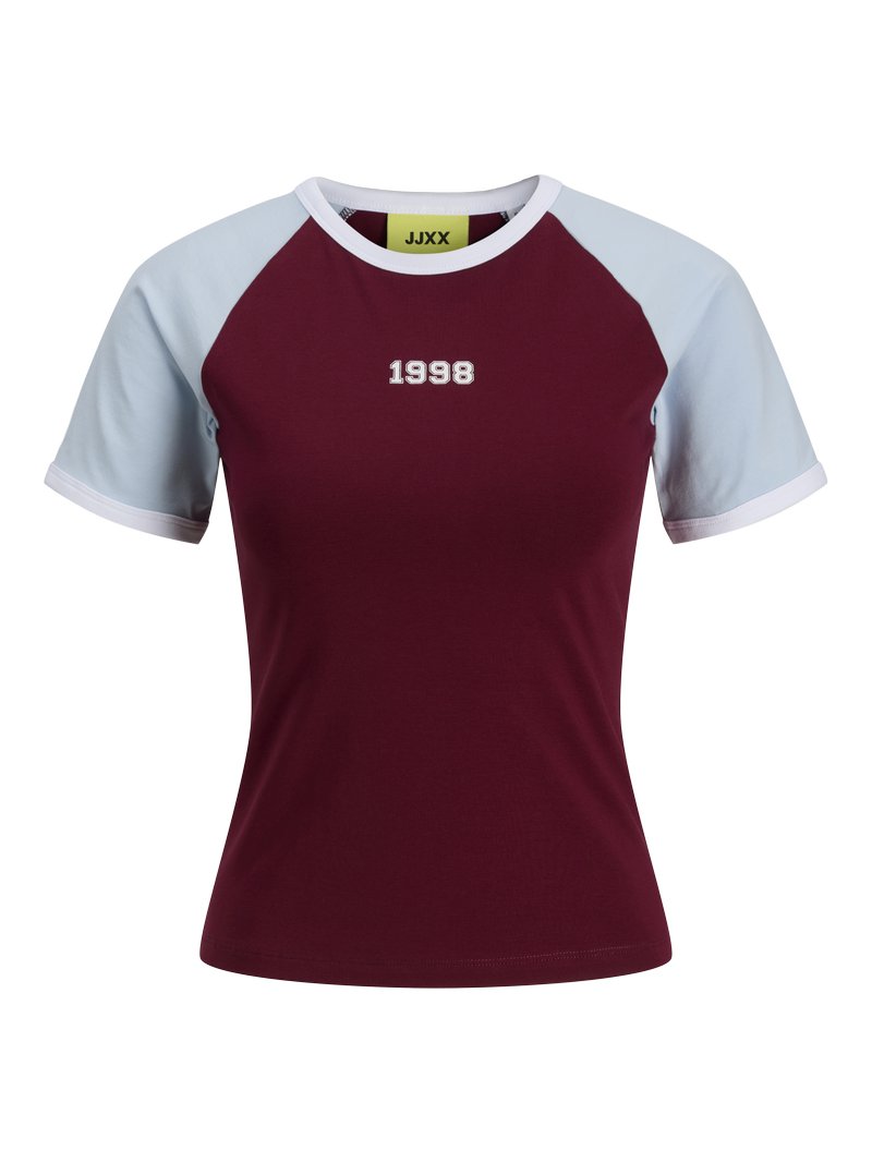 Bordeaux kortermet t-skjorte med lyseblå raglan-ermer. Har hvit kant og "1998" trykt i hvitt på forsiden. Mykt, elastisk stoff.