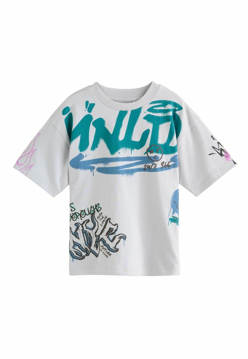 Weißes, übergroßes T-Shirt aus Baumwolle, mit bunten Graffiti-ähnlichen Drucken in Türkis, Pink und Schwarz, die sich über die Vorderseite und die Ärmeln erstrecken.