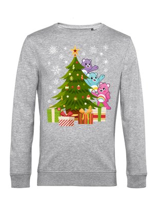 Grauer Sweatshirt mit einer bunten Grafik eines Weihnachtsbaums, die drei Comic-Bären und gestapelte Geschenke am Fuß zeigt. Schneeflocken im Hintergrund.