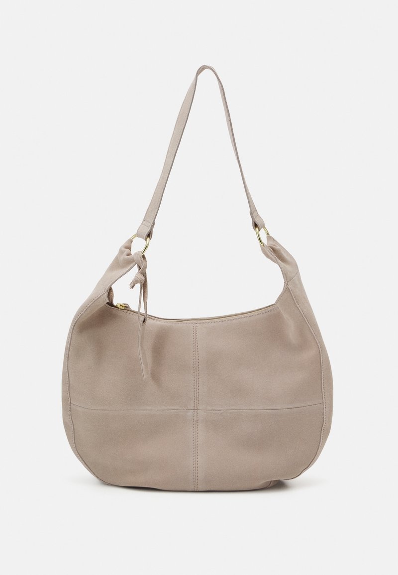 Beige Wildleder Schultertasche mit einer geschwungenen Form, dezenten Nähten und einem einzelnen strukturierten Tragegurt mit goldfarbenen Hardware-Akzenten.