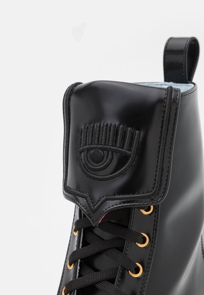 CHIARA FERRAGNI EYELIKE BOOT - Botas de tornozelo com plataforma - black