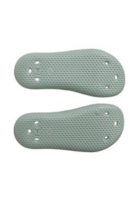 Semelles en caoutchouc vert clair avec surface texturée pour une meilleure adhérence, dotées de trous de ventilation et d'un détail de logo en relief, conçues pour le confort.