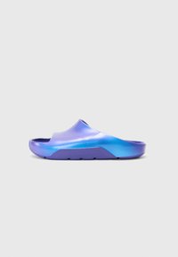 Lilla slip-on sko med en glatt, blank overflate, med en svak gradient fra lys til mørk blå og perforerte detaljer på oversiden.