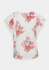 Top de manga corta con estampado floral que presenta una base blanca, patrones de flores en rosa y verde, y bordes de encaje en las mangas para un toque adicional de textura.