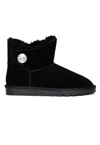 Stivale alla caviglia in suede nero con interno in finta pelliccia, punta arrotondata e suola in gomma texturizzata. Presenta un bottone decorativo sul lato.