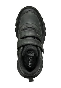 Zapatilla negra con dos correas de Velcro, superior de cuero texturizado y malla, suela de goma gruesa e plantilla con marca.