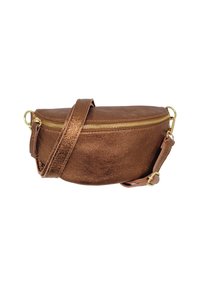 Sac bandoulière en cuir métallique marron avec une forme arrondie, fermeture éclair dorée et bandoulière ajustable. Il présente une texture lisse et un design minimaliste.