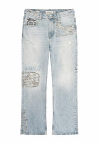 Lyseblå jeans med lige ben, slidte pletter og trykte bandana-mønstre på lommer, lår og underben.