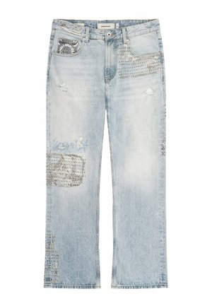 Jeans a gamba dritta in denim chiaro con toppe consumate e disegni stampati di bandana sulle tasche, sulla coscia e sulla parte inferiore della gamba.